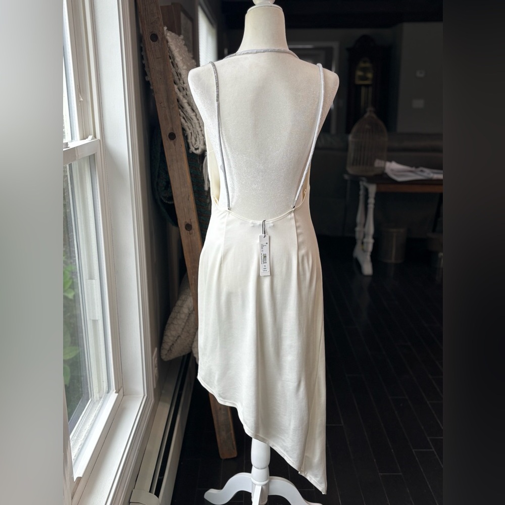 alice + olivia CORAL CRYSTAL STRAP MIDI
DRESS - Picture 13 of 15